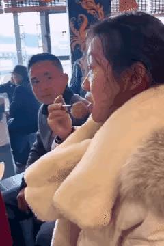 太尴尬了，这便宜是非占不可吗？一女子去参加婚宴，假装夹起一个丸子在嘴边沾一下，