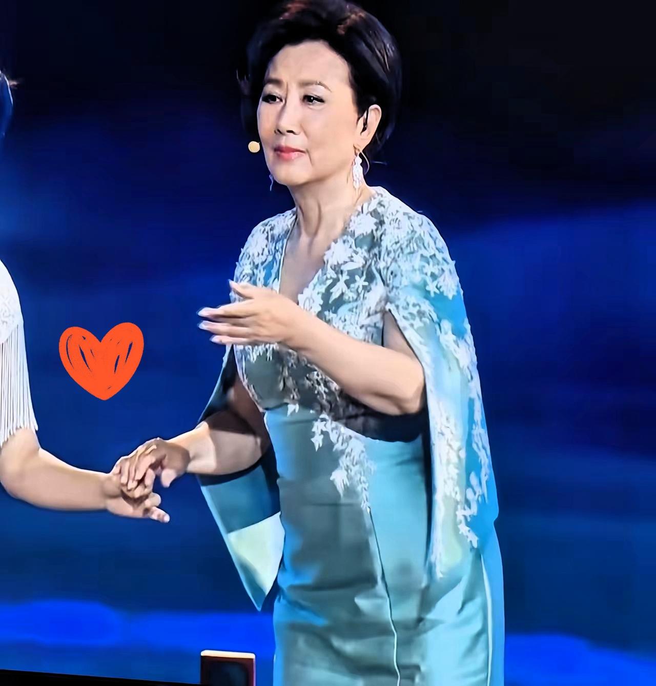 78岁汪明荃一亮相我直接惊到失语！开始还以为是礼服的问题，后来才发现是发型让