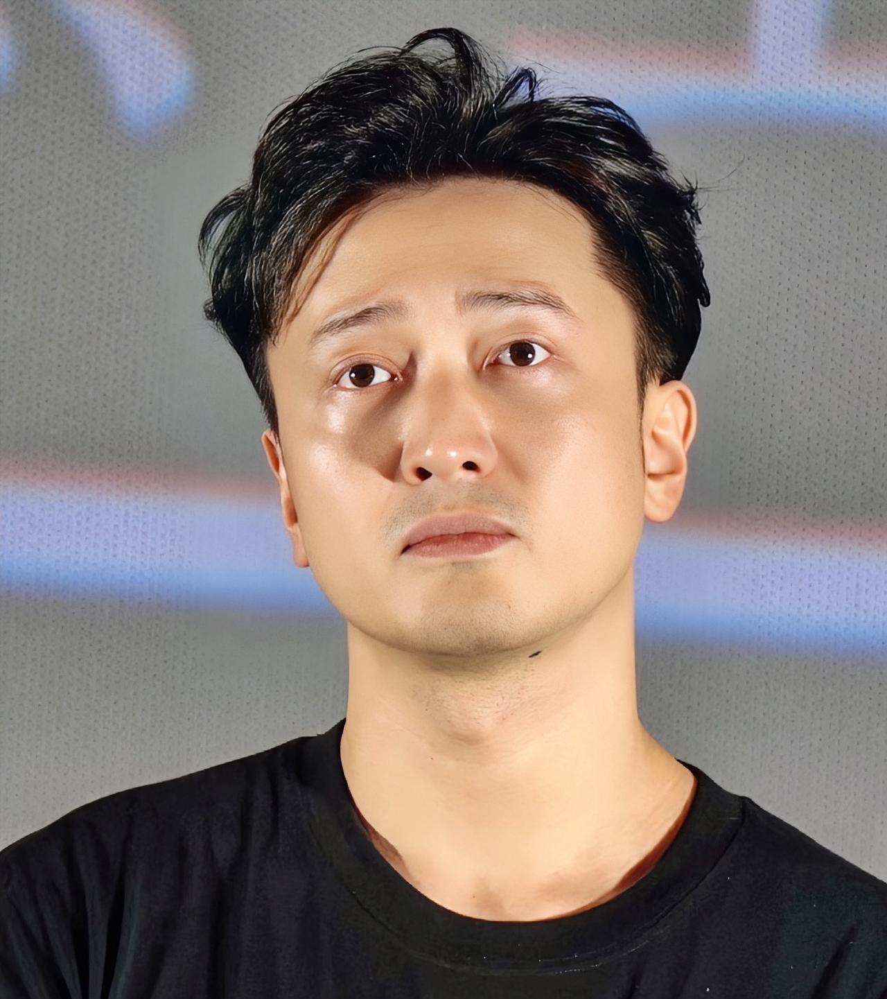 王传君这个人完全经不起细究，因为仔细一研究你就会发现，每次看到他都会被他的演