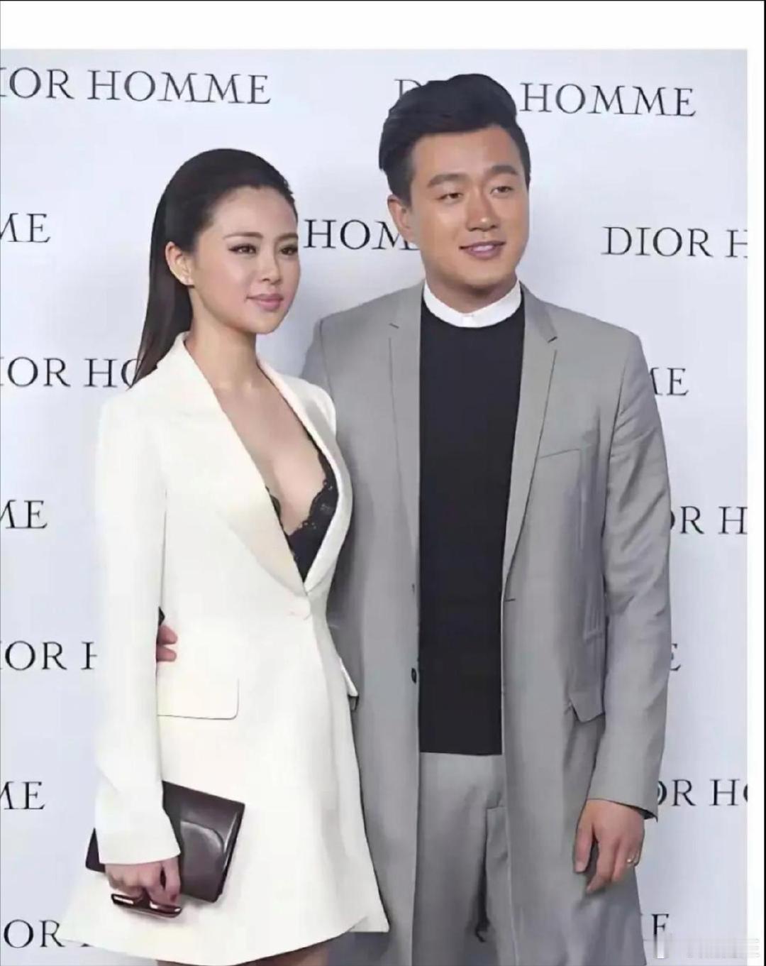 佟大为和老婆出席活动。​
