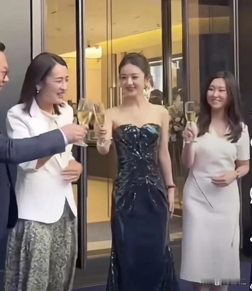 赵丽颖穿着抹胸黑色紧身裙亮相，简直美出天际！直接把我惊艳到了。白皙香肩与若隐若现