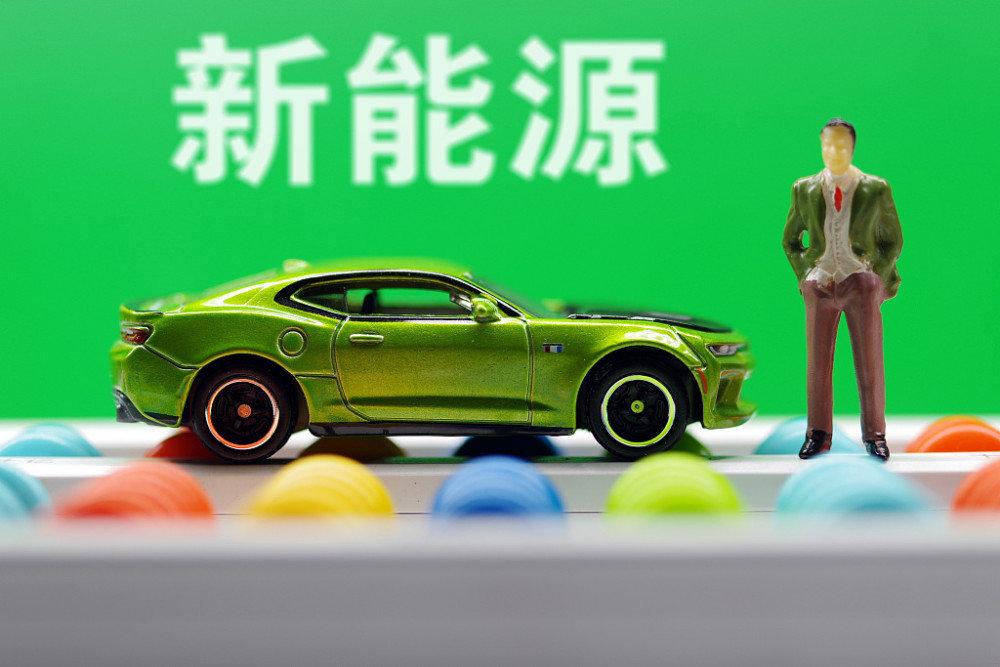 曾有很多人不理解我国为什么要玩命的发展电车，总觉得油车也很好，何必非要搞电车？实
