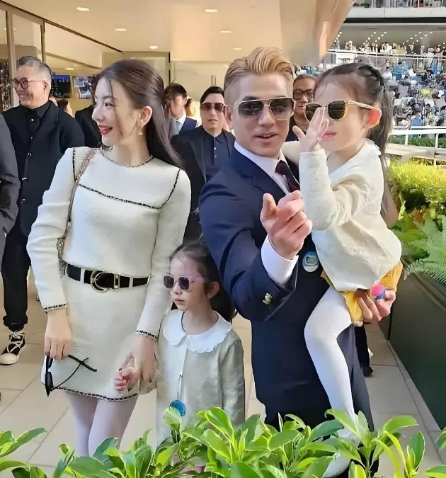 郭天王应该是每个男人羡慕的榜样了，从无人知晓到<em>天王巨星</em>，几个亿的资产肯定有。现