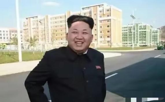 金正恩彻底不装了！朝鲜不仅出兵援俄，还清空了几十年库存卖武器，狂赚上百亿美元。普