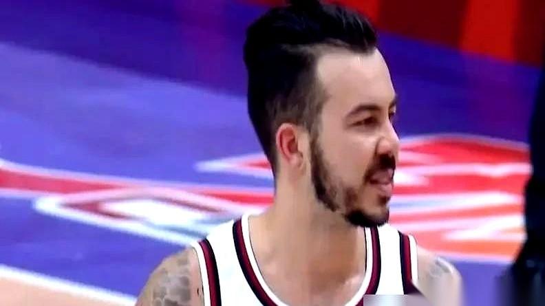 前一天晚上，还在万众瞩目下投进一个几乎是中场的压哨绝杀。第二天早上，直接跟球队