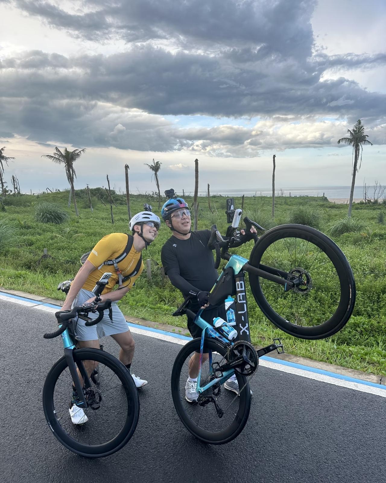 吴磊黄渤，你们俩为了拍照出片也太拼了吧！吴磊的海南骑行之旅总算是找到同伴了，他