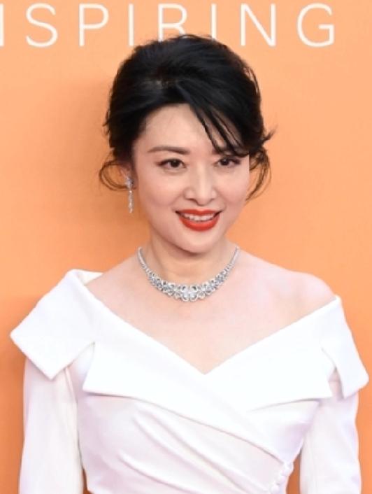 追星要有度，尊重才是爱，就拿周涛被追着怼脸拍这事来说。周涛作为知名主持人，她的优