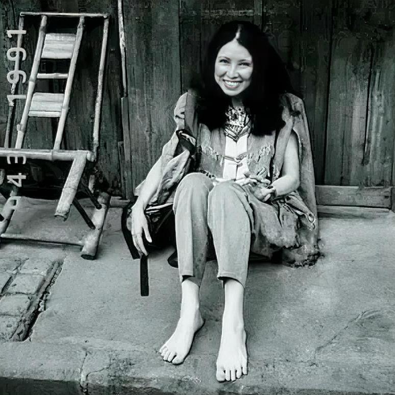 三毛说：“折磨你的从来不是任何人的情绪，而是你心存幻想的期待。世间万物都