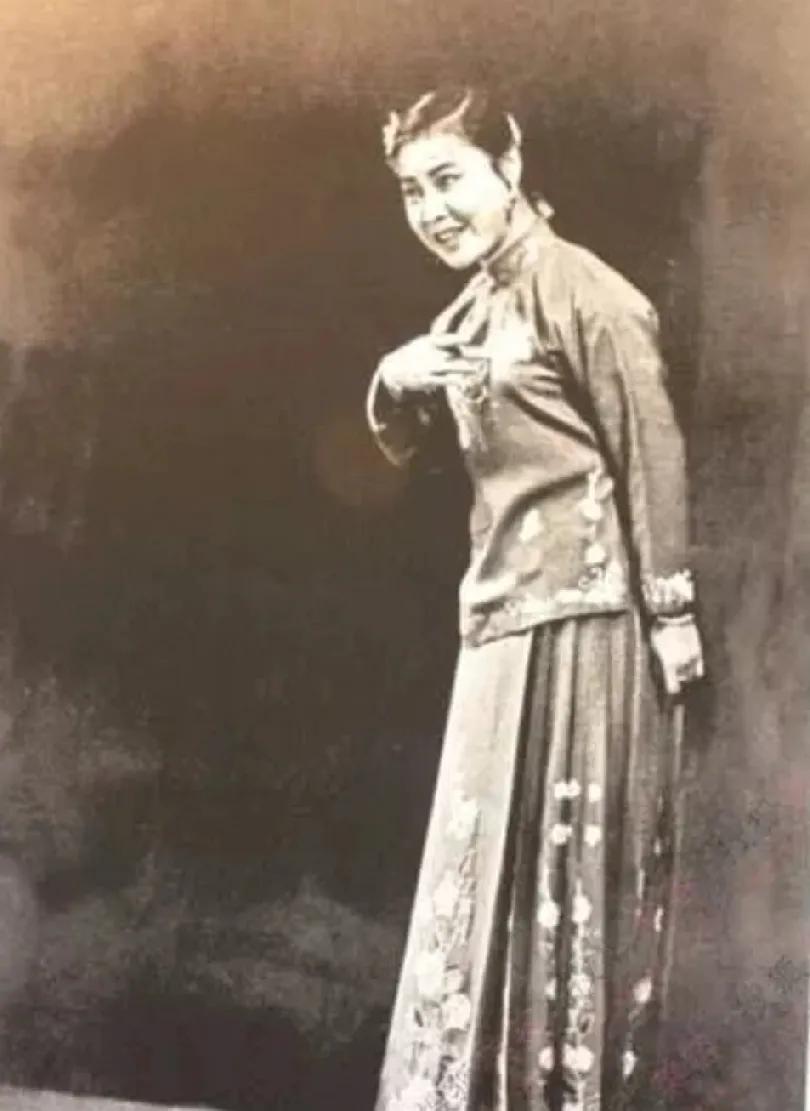 郭兰英是苦孩子出身，她的小名叫“心爱”，上有五个哥哥，是家里的老幺唯一的女娃。