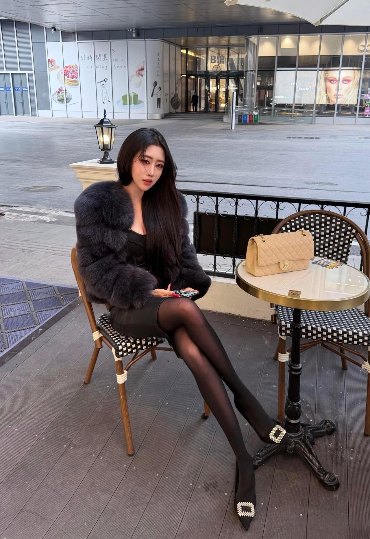 这套穿搭是奢华的都市名媛风，气场全开又具精致质感。黑色皮草外套自带奢华贵气，蓬松