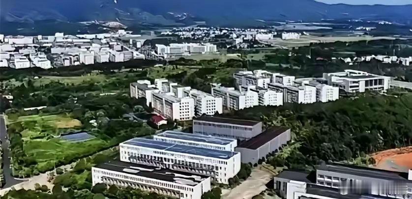 江西某大学取消留学生特权，留学生集体罢课。​江西留学生从2个豪华公寓到4人集体宿