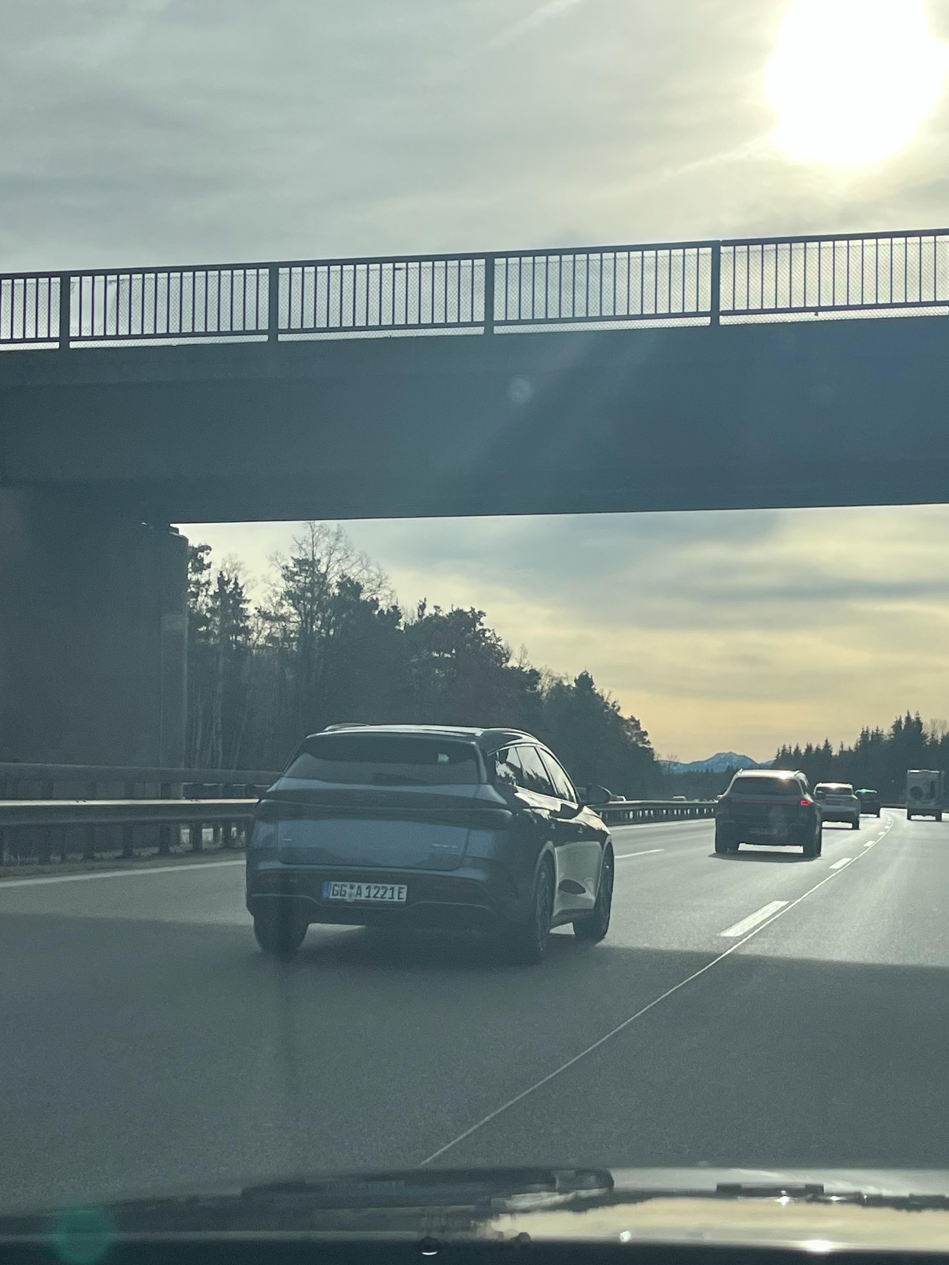 这么丑的旅行车路上还越来越多，说明啥？说明只要价格到位，啥都好说