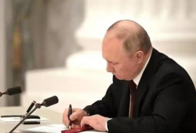 俄罗斯见缝插针！这边中国刚刚关闭了几乎所有赴日本旅游的通道，将进出日本的门死死地