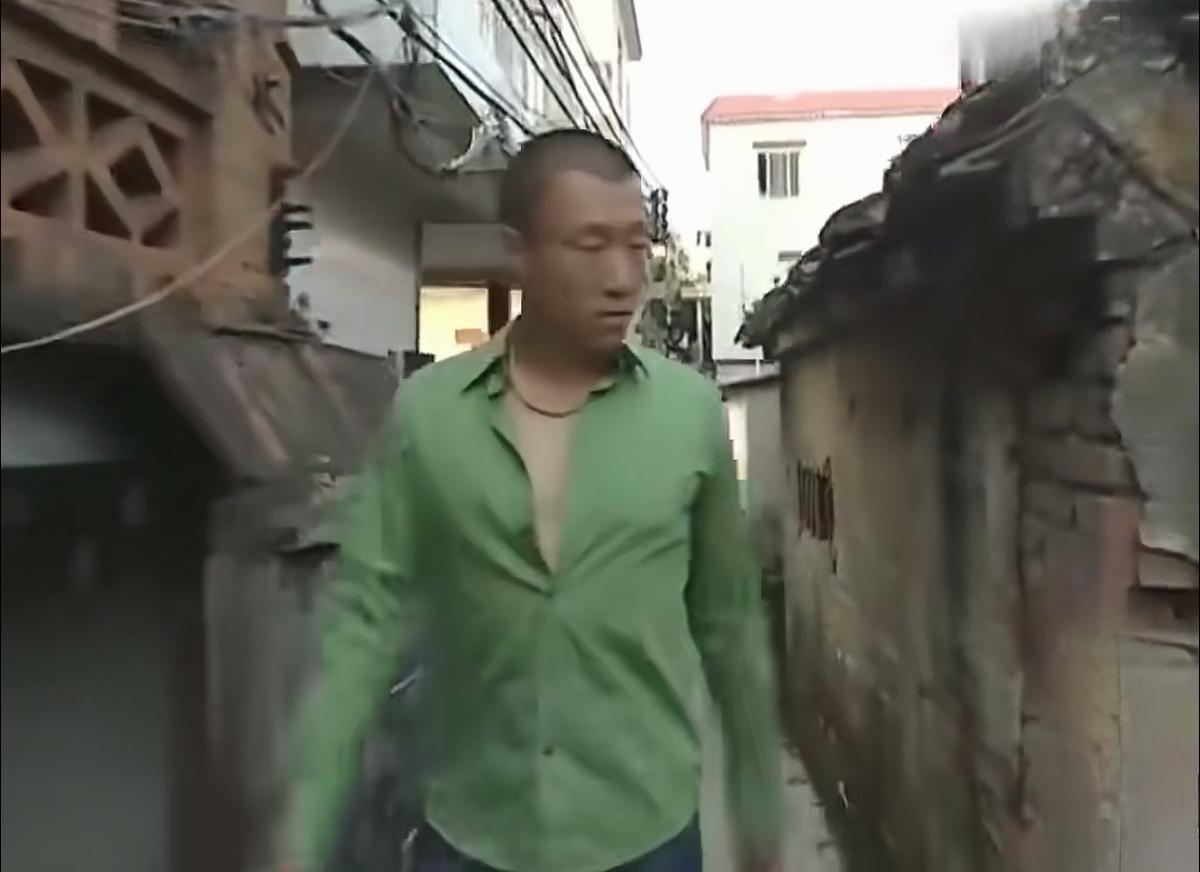 以前的孙红雷又酷又帅，气质这一块拿捏的死死的，毛刺平头，身材健硕有型，一件简单的
