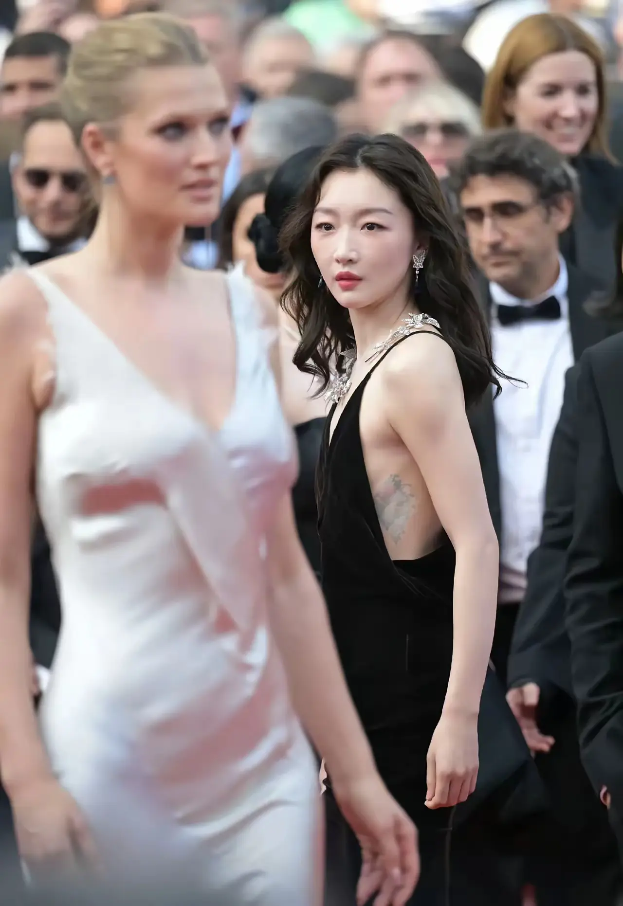 周冬雨比国外的女星看起来霸气十足