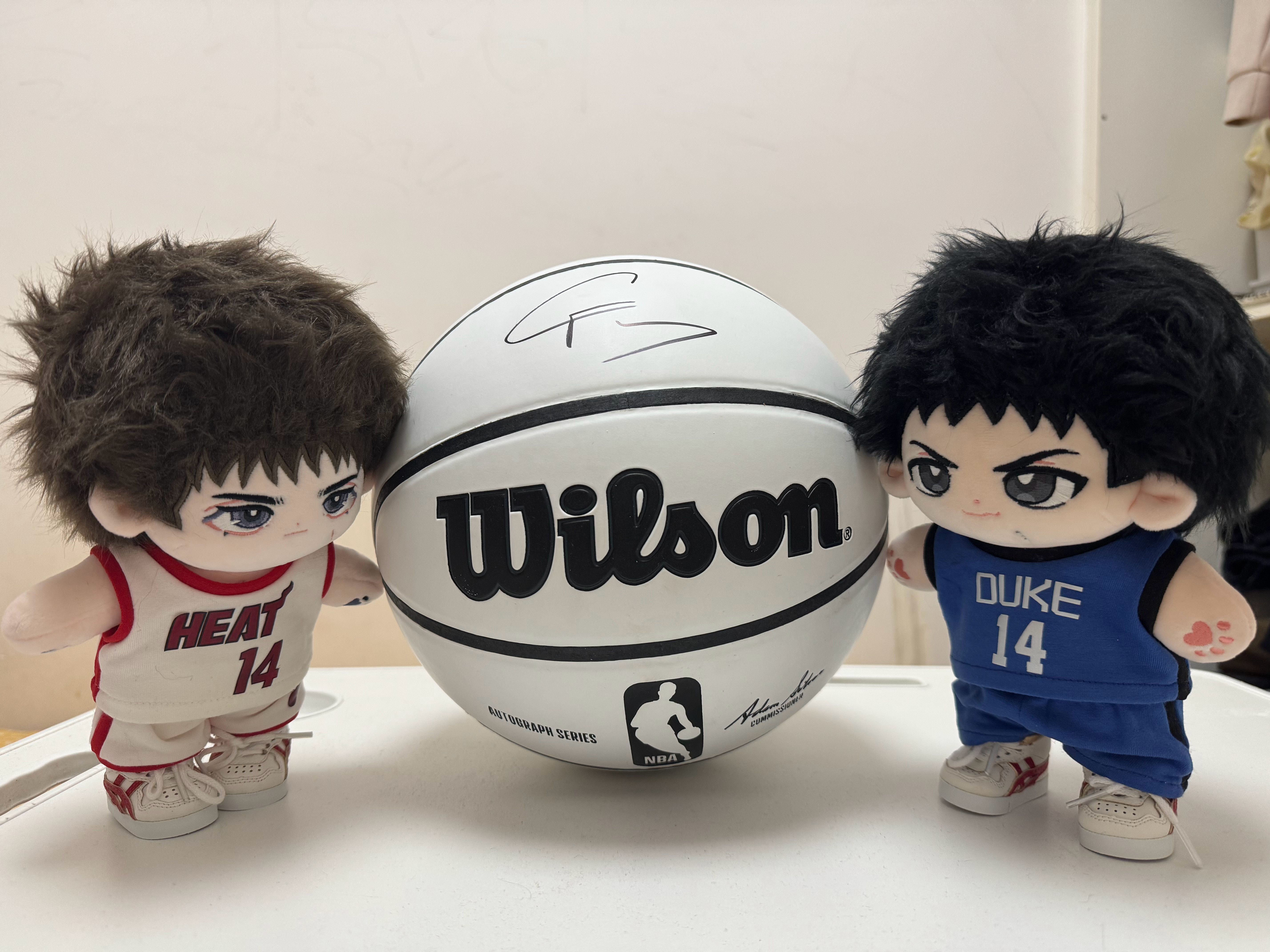 达拉斯独行侠终于收到了旗哥的签名篮球！（两边的棉花娃娃是灌篮高手里的三井寿）