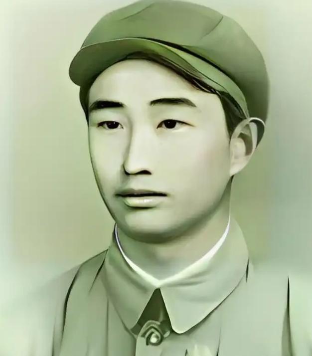 1943年，日军空袭时，18岁战士宋岭春仰面躲在草丛里，看飞行员探头出来，当敌机