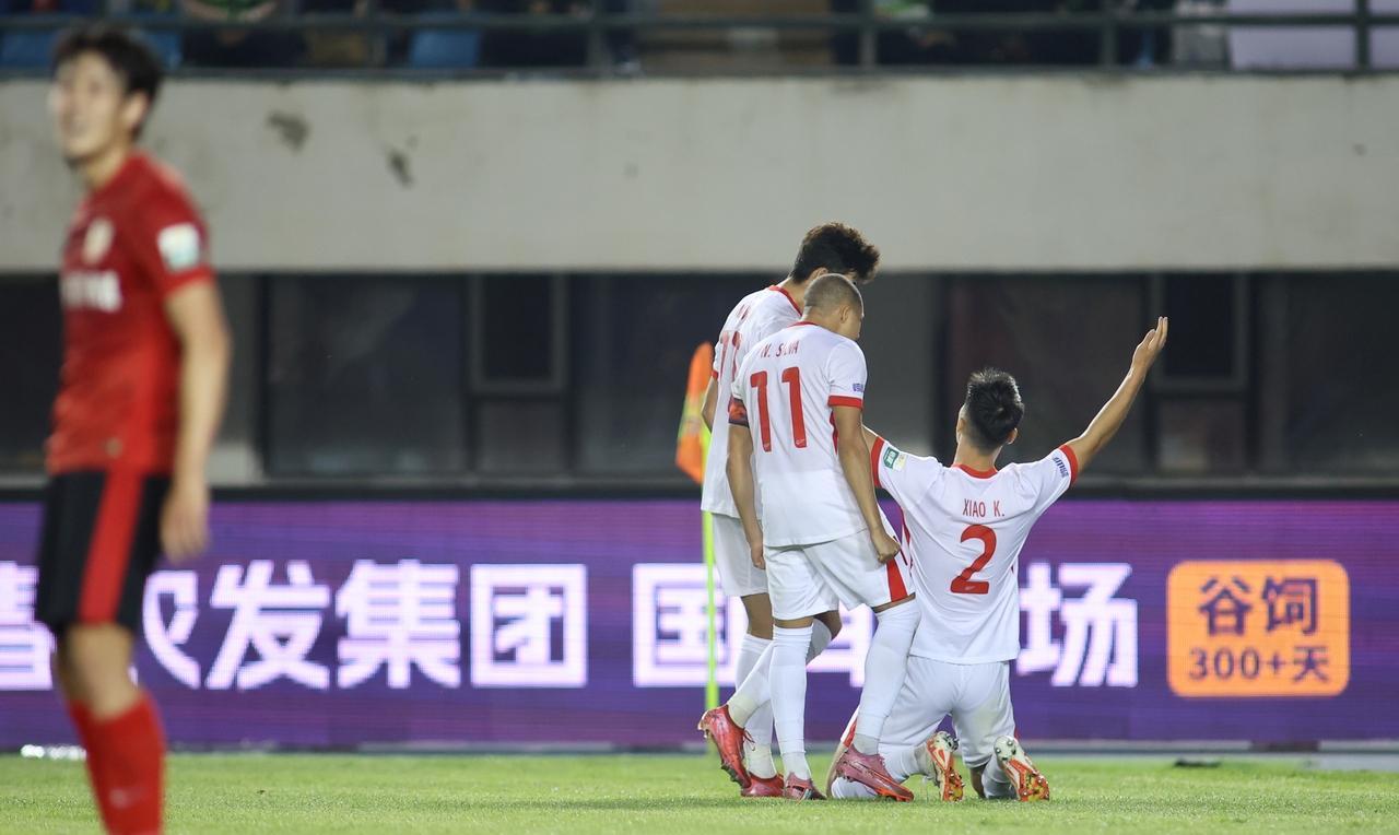 青岛海牛露馅，没了泰山暗助根本就不敢胜利！1、7分钟亚泰门将就因为禁区外破坏绝对