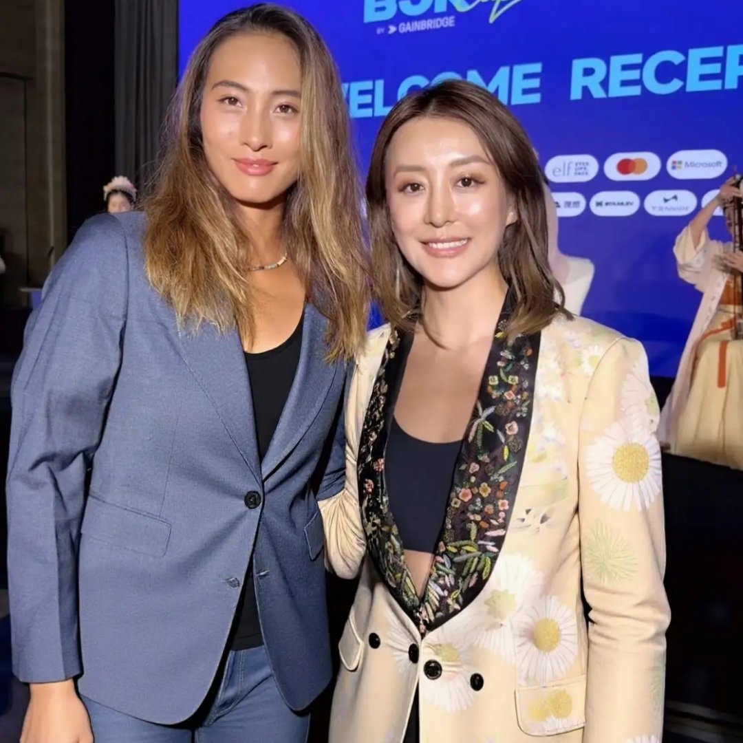 郑钦文气质格外出挑，又美又飒，是运动强者身上那种舒展、自信的力量美。​​​