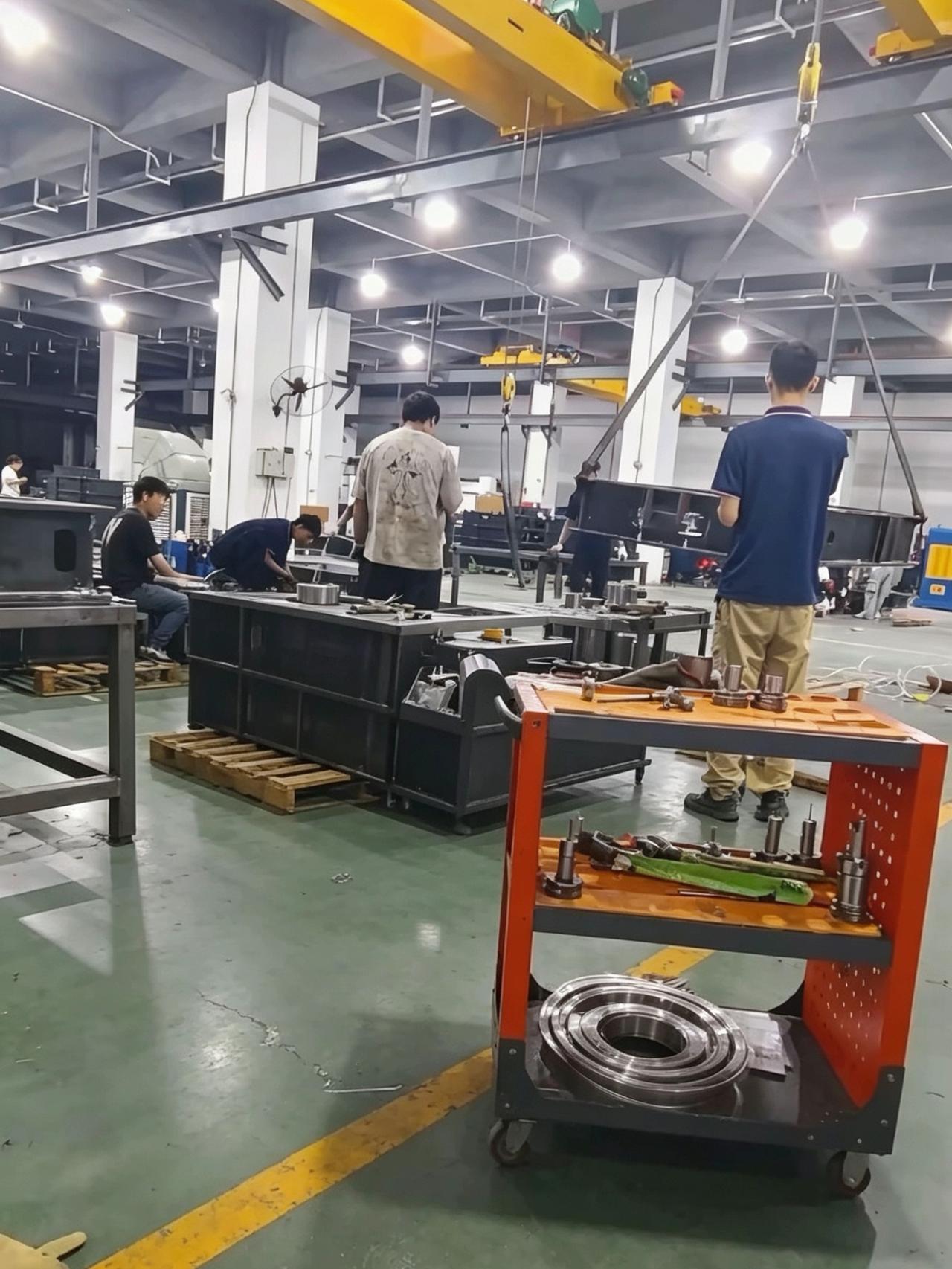 迟到5分钟罚100块，工人再没加过一天班，老板的货全烂在车间里。罚款通知贴出去那