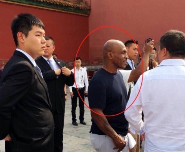 拳王泰森瞻仰毛主席遗容，半分钟后感慨：这辈子都没敢说的话。2006年9月