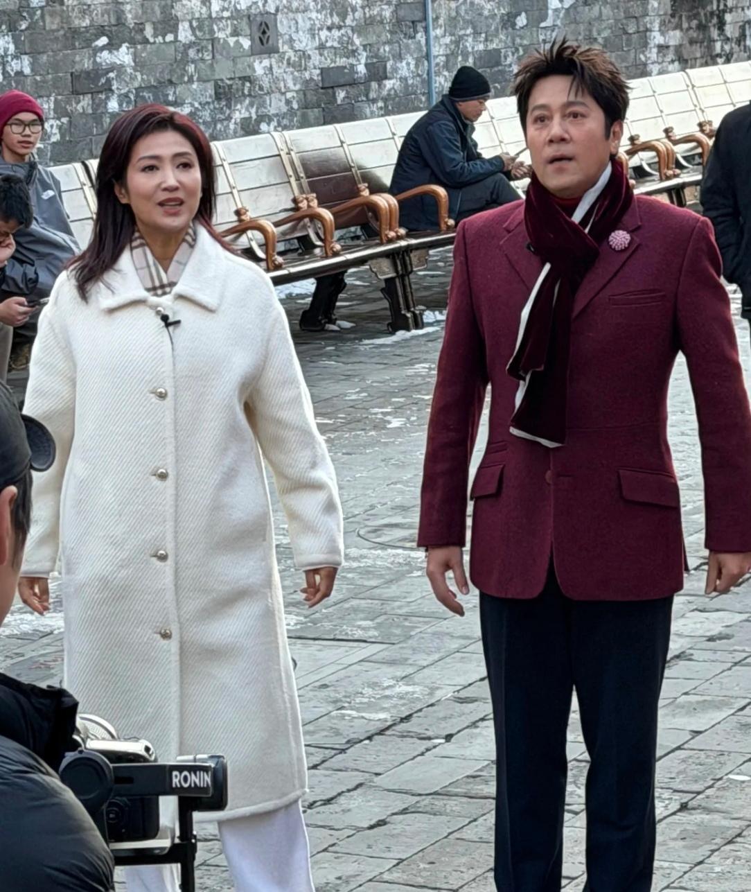 57岁蔡国庆在北京故宫被偶遇，他穿着西装，身材修长，男人味十足啊