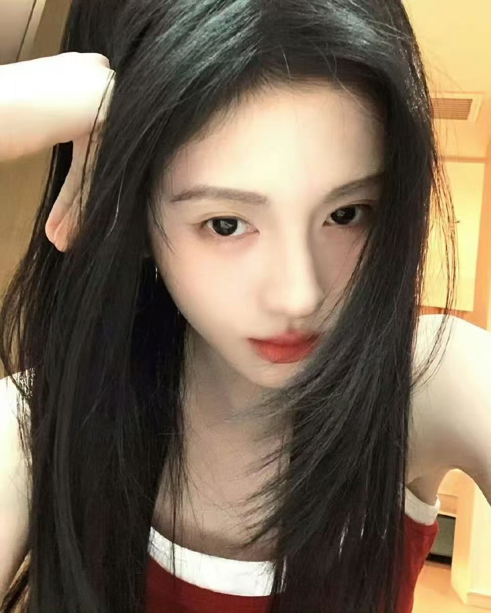 鞠婧祎红色吊带look鞠婧祎的ins更新啦！已经被美晕过去三次了～黑长直加上红