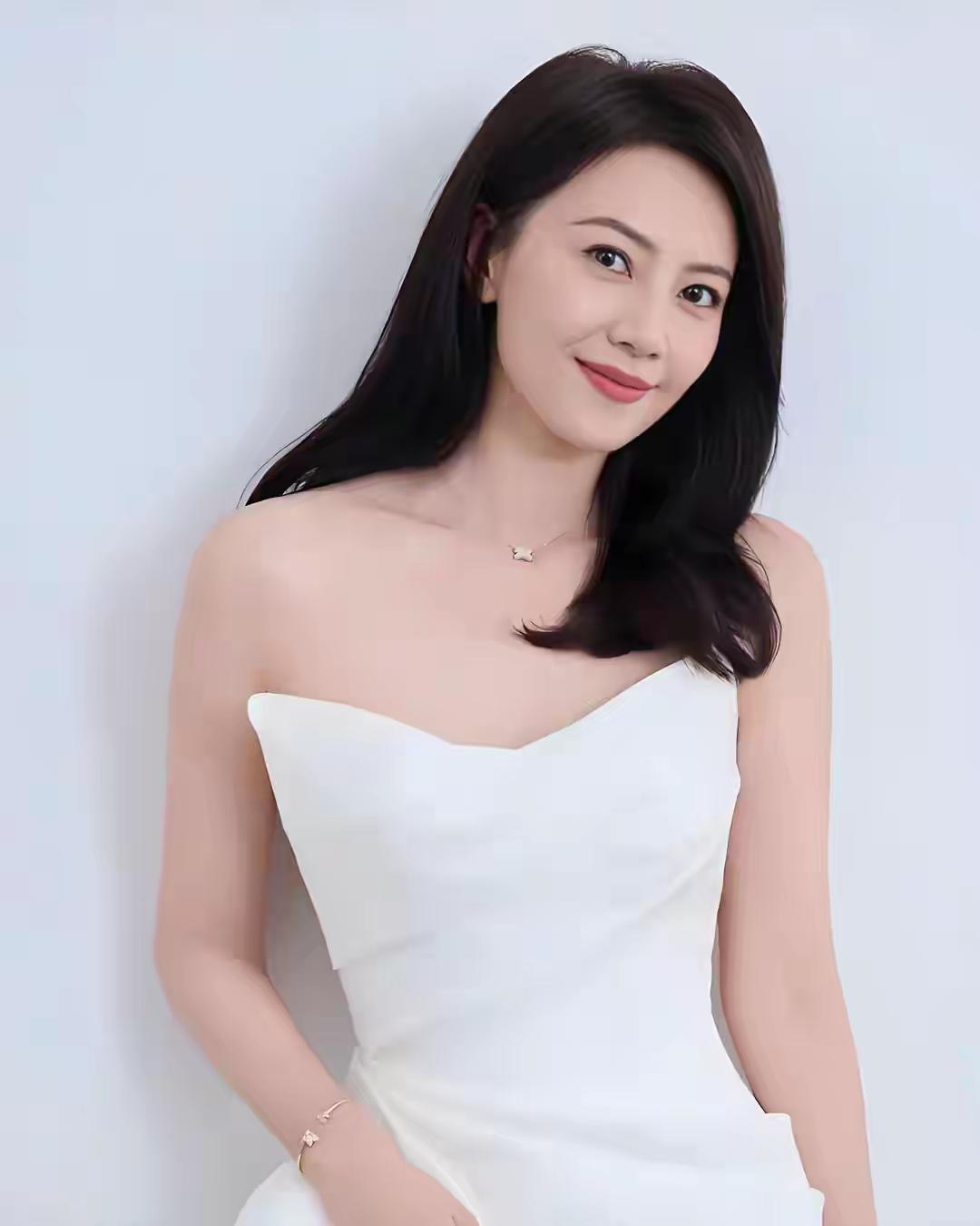 优雅白裙，甜美笑容，清新自然，女神范儿十足！🌸💖