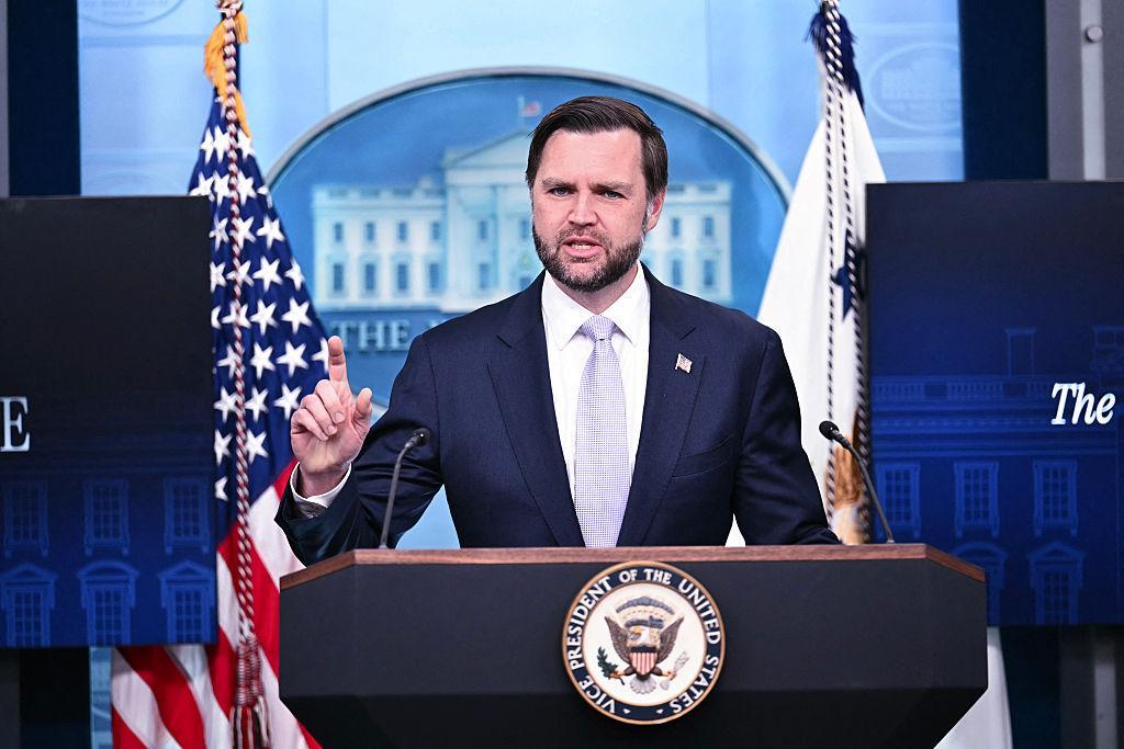 美国政客万斯这回把心里话全倒出来了！当着全世界的面咬牙切齿：我对中国的崛起感到愤