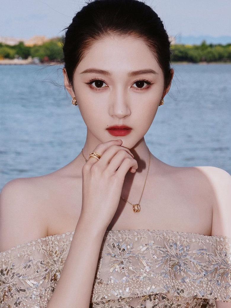 关晓彤瘦了之后大长腿更长了，自律的女演员值得夸，这身材我馋了，但这自律我做不到?
