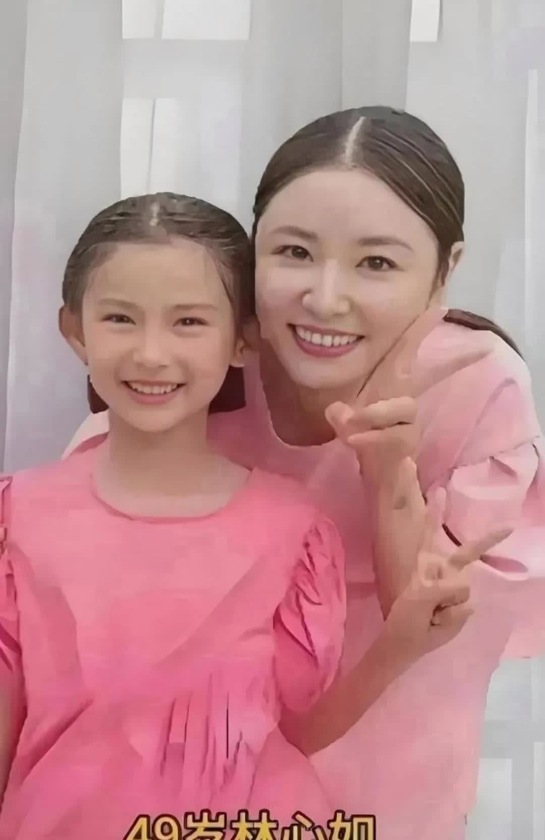 林心如和霍建华的女儿今年七岁了，感觉时间过得好快啊！看林心如和小海豚都穿着粉红色