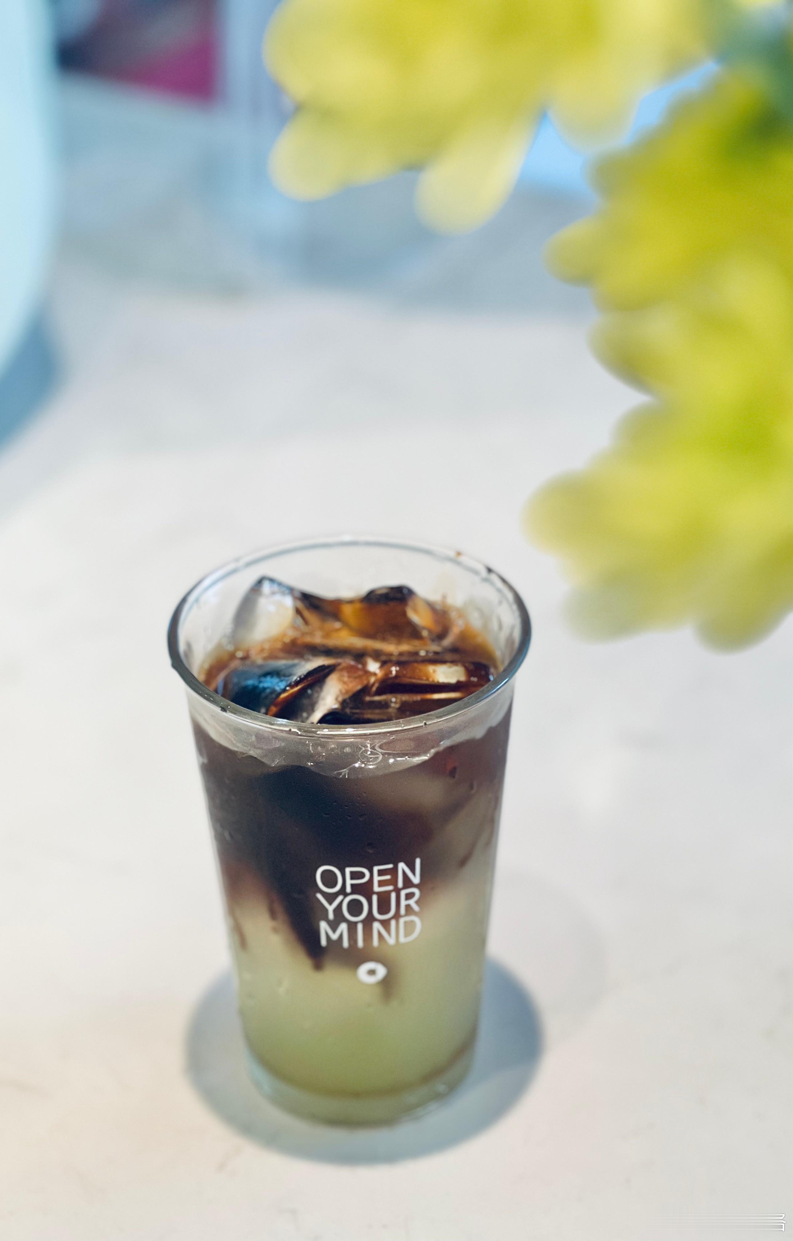 早上跑完步去买肠粉时，刚好见到有人卖鲜榨甘蔗汁行，隐藏菜单之“掂过碌蔗”就可以弄