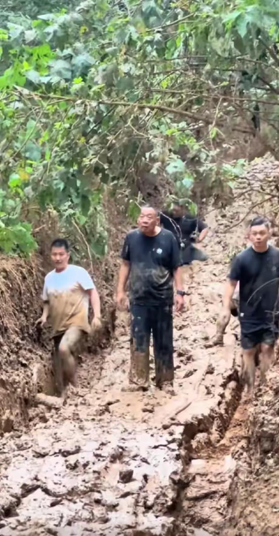 于东来不是正在出洋相，就是在出洋相的路上。这次是越野车坏在半道上，直接趴泥窝里