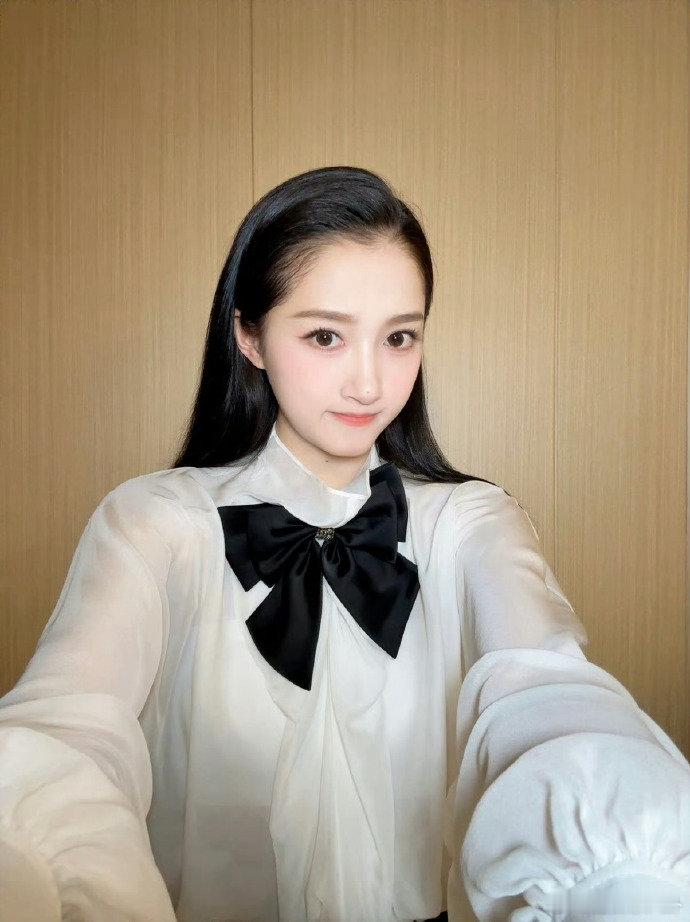 关晓彤不用吓唬我我可以自己哭年纪轻轻悟性超高，情绪把控能力从小就出众