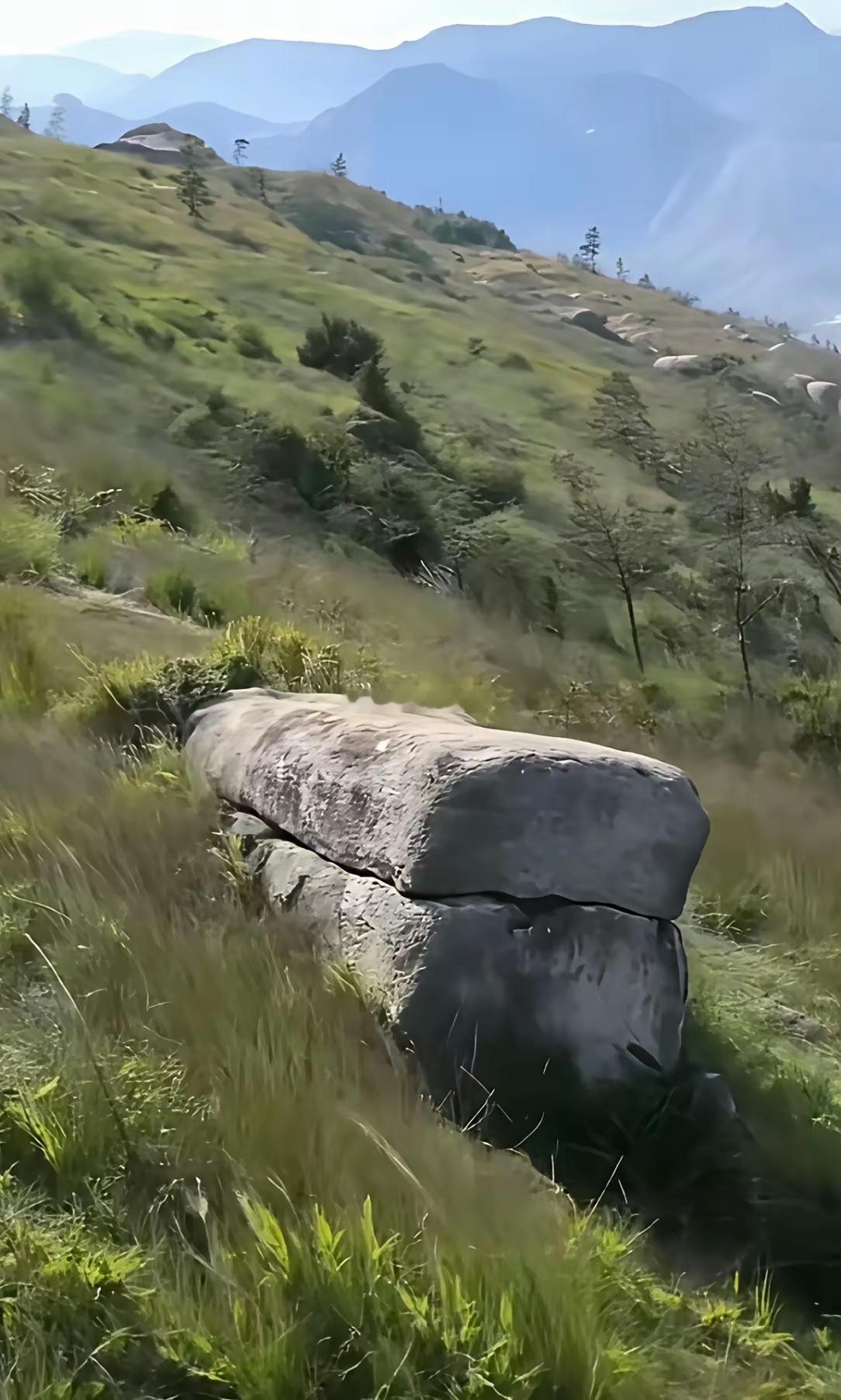 在大山半山腰闲逛时，猛地撞见这块怪石头，远看只觉得像石棺，走近才发现就是一口实打