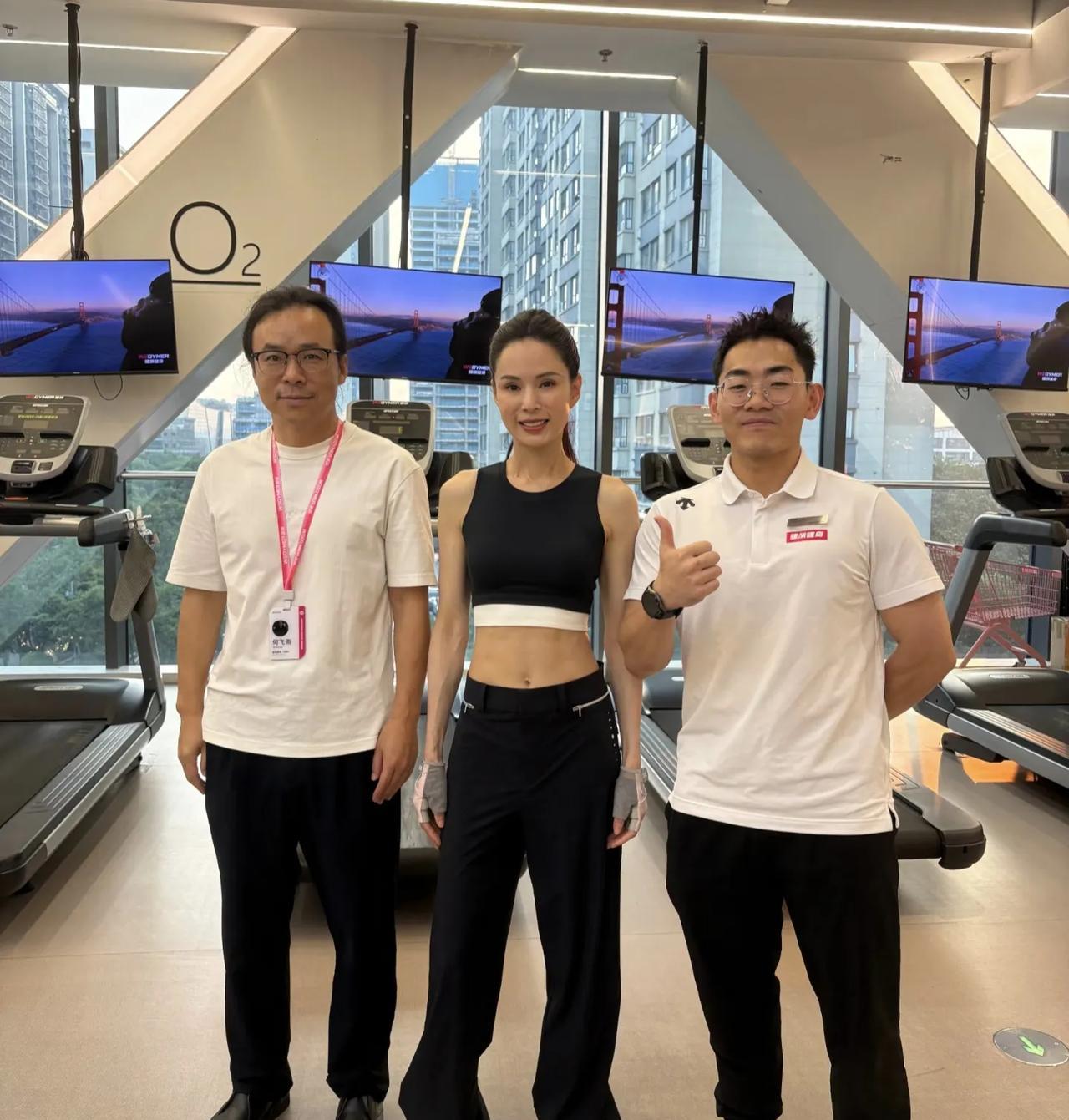59岁李若彤在苏州健身房锻炼，她穿着运动服，露出小蛮腰，身材好紧致，体态超好，完