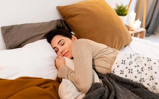 睡觉出现5种症状说明血糖高了睡觉时若出现这5种症状需警惕血糖偏高：一是夜间频繁口