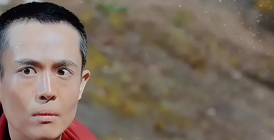 王星说：明明看得见镜头，可眼神就是不听使唤！之所以这样子，来源于20
