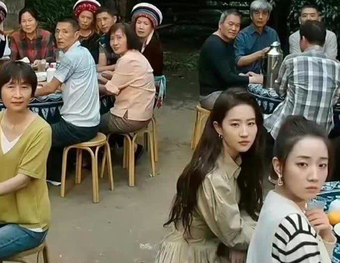 刘亦菲去吃席，美得像P上去的，和旁边的人不在一个图层，不愧是天仙