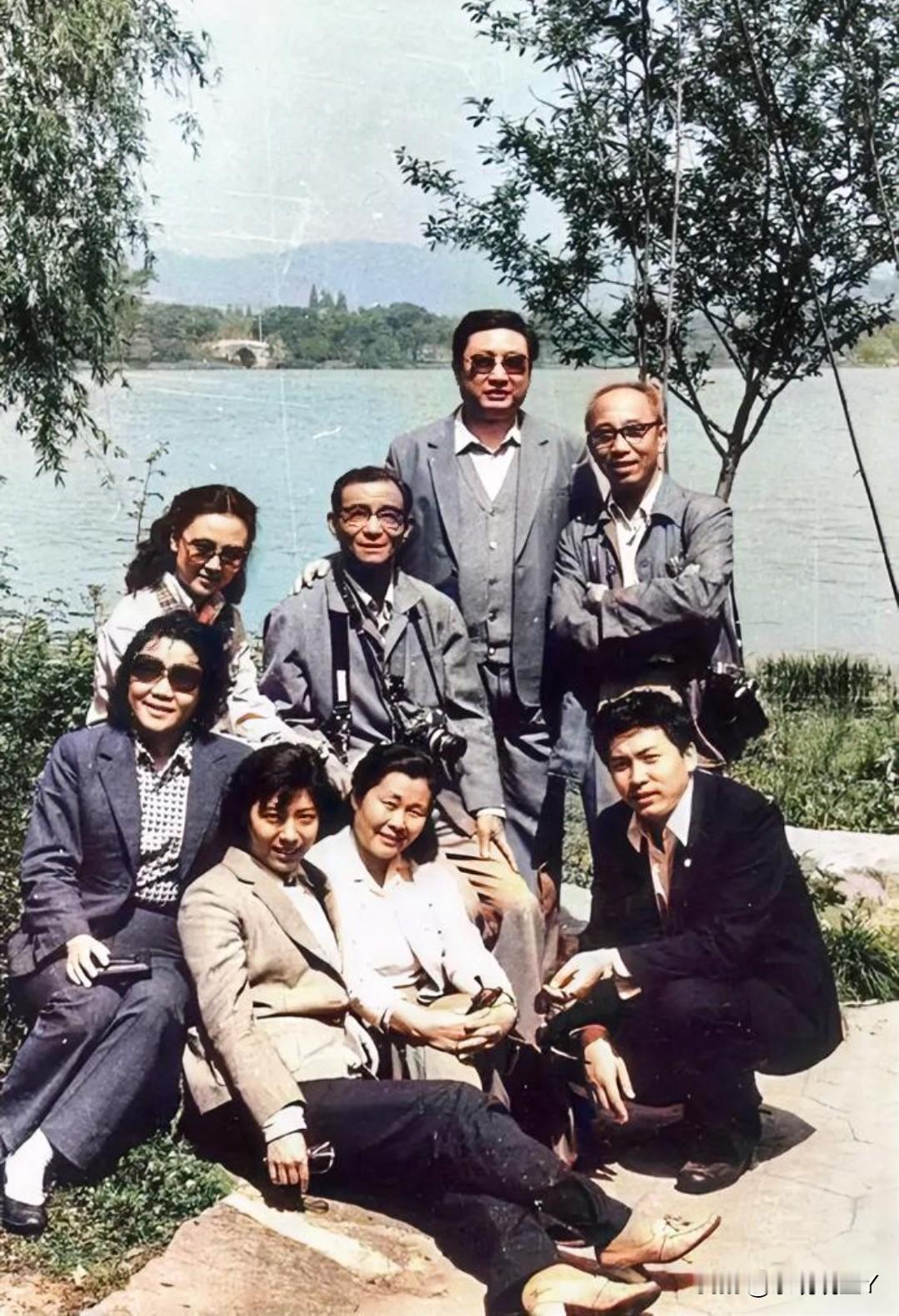 曾经红极一时的八位老演员，这是上世纪八十年代他们在湖边的珍贵合影，大家还能认出他