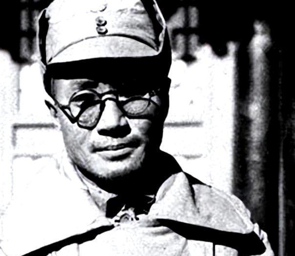 1945年深更半夜，一个黑影悄然潜入延安保育院的窑洞。猛然间，他亮出寒光闪闪的匕