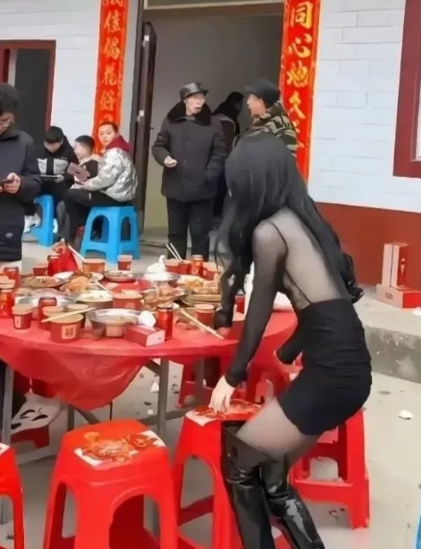这是什么地方的酒席，居然用不锈钢和一次性碗筷。[滑稽笑][滑稽笑][滑稽笑]