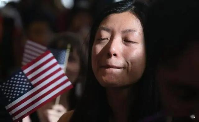 一位来自美国的华人表示：“如果美国放开移民，你看国内40岁以下还剩多少”。要我说