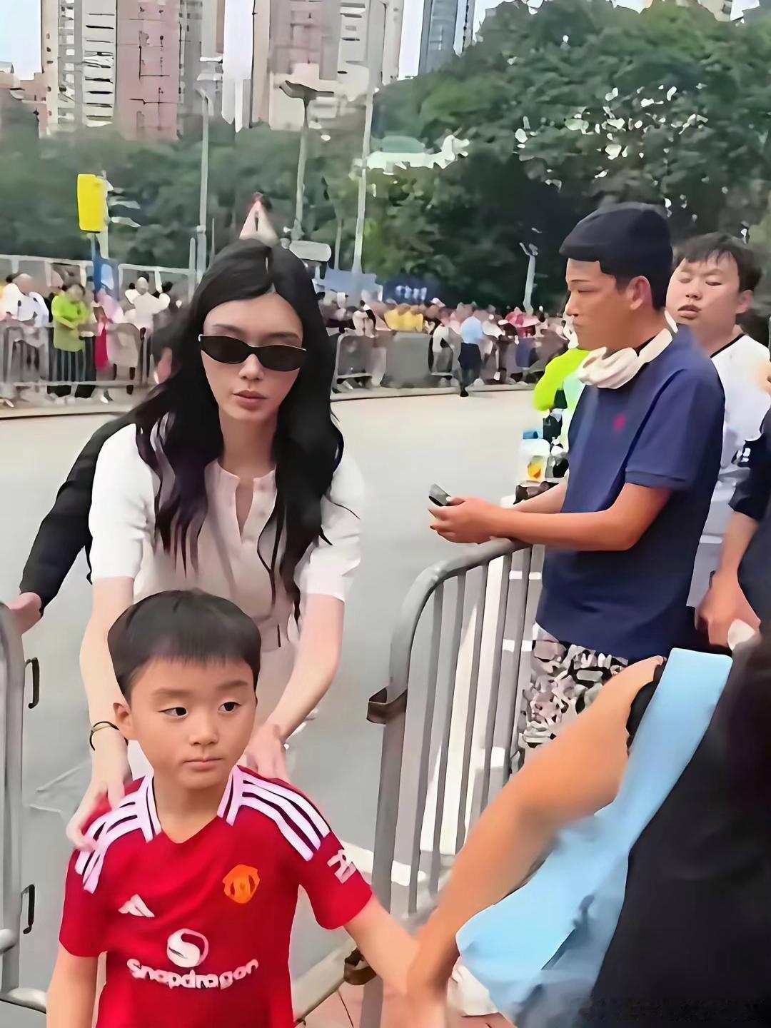 奚梦瑶儿子的正脸终于露出来了！这孩子和他妈妈年轻时简直一模一样。