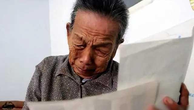 1945年，中国夫妇收养了一名4岁的日本弃婴，顶着辱骂，将其抚养长大，40年后弃