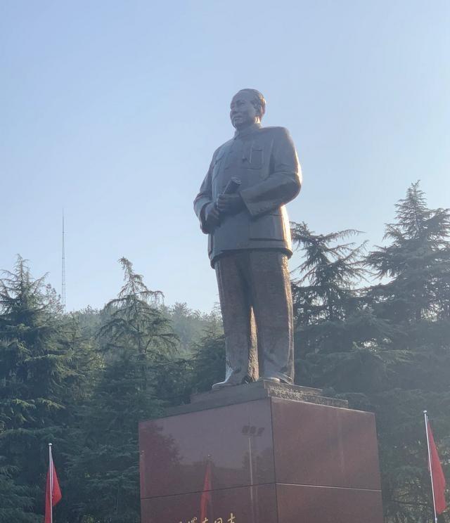 建国之初，毛泽东日理万机，但是仍然抽出身子去了一趟苏联。这是为什么呢？为了寻求贷