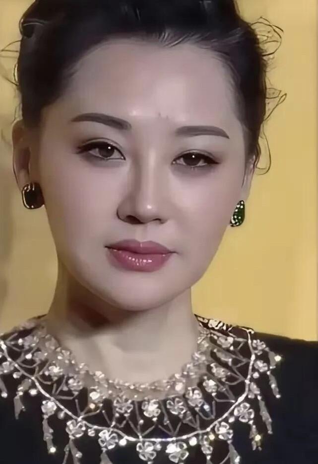 老了，年轻时候她可是很多男人的梦中情人，现在看着其实就一般般，只是保养的好，皮肤