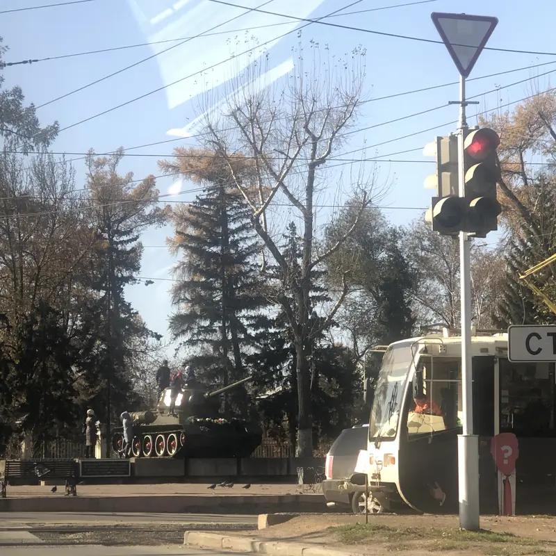 乌克兰军队使用美式欧式人工智能领域的远程无人武器装备，对俄罗斯境内的重要军事目标