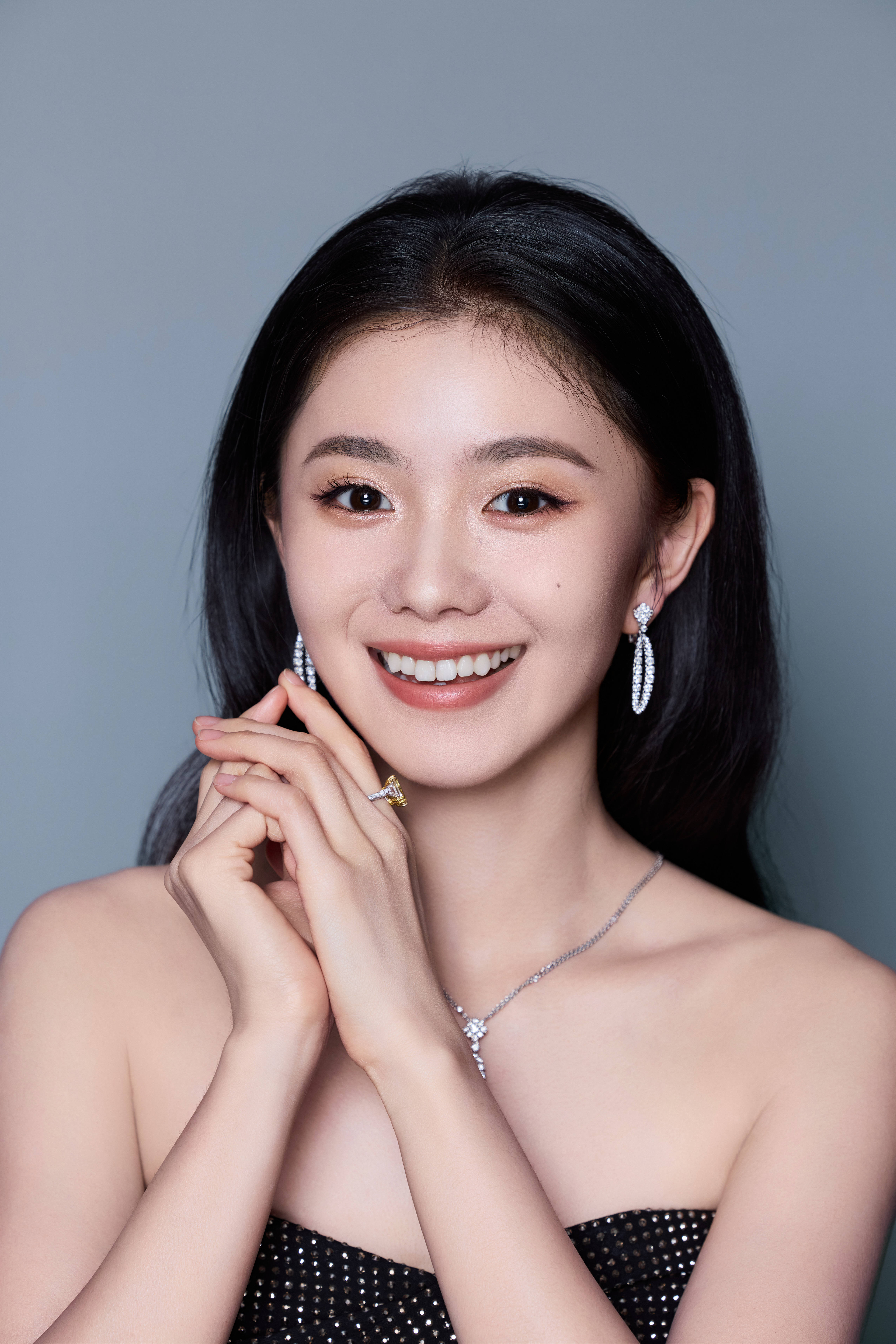 刘浩存｜刘浩存好美北影节红毯简洁、优雅又具质感，造型好、状态好，出图