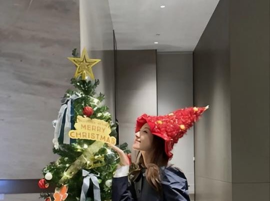 李兰迪晒出圣诞写真，甜度满分。她头戴红色圣诞帽配短裙，洋溢着满满的节日氛围，整体